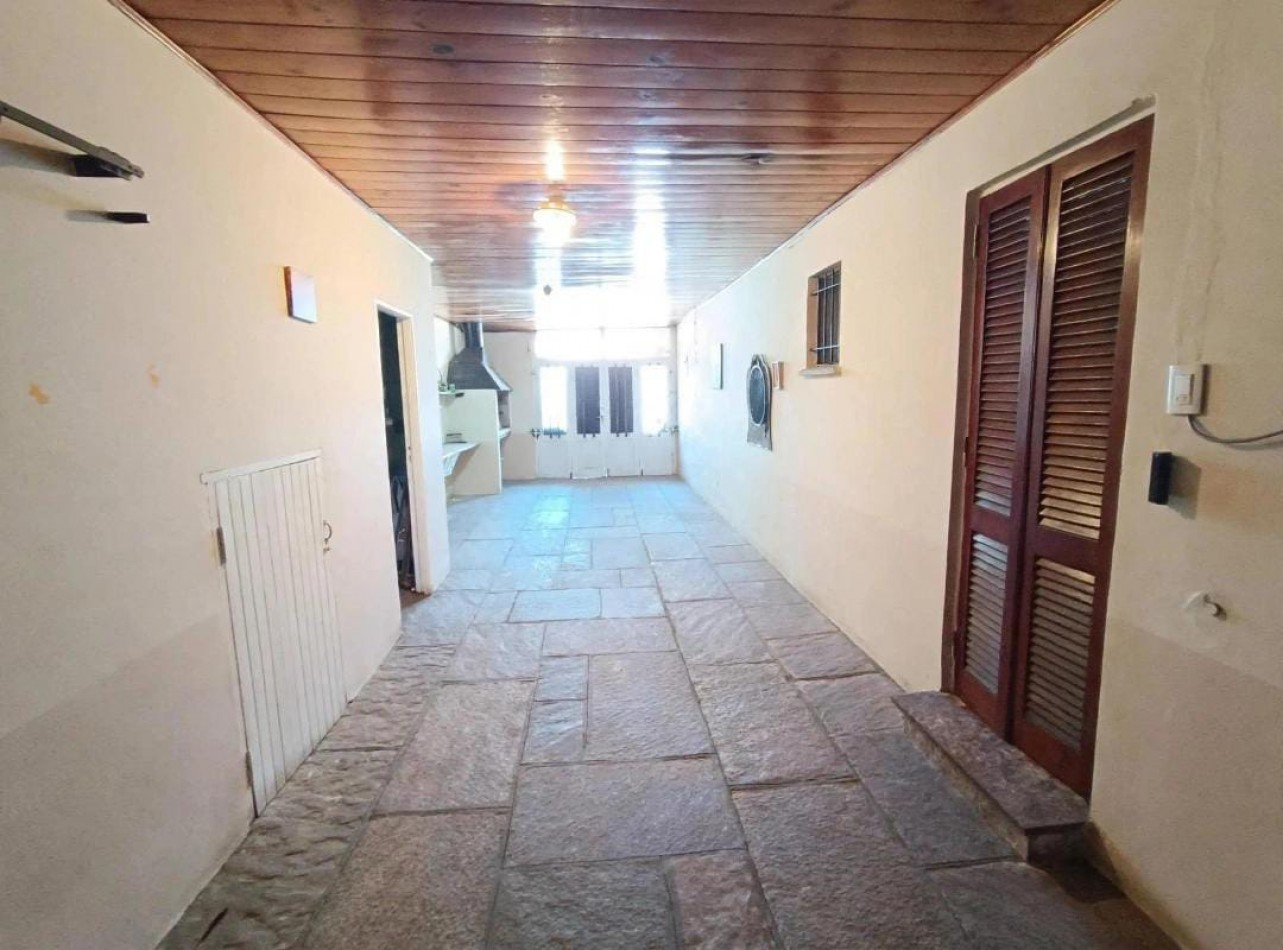 Venta casa 3 ambientes + departamento 2 ambientes con garage y jardin apto credito