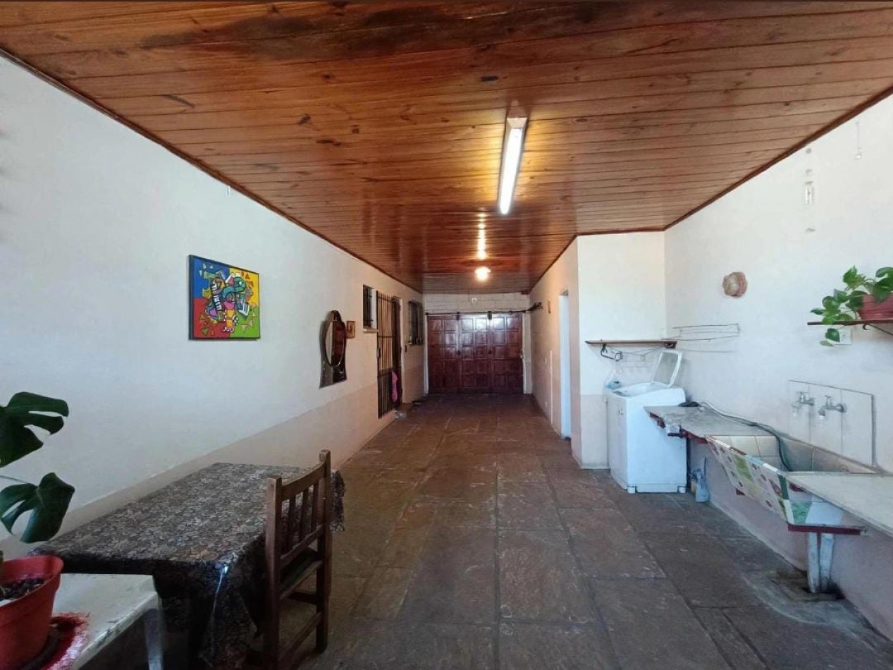 Venta casa 3 ambientes + departamento 2 ambientes con garage y jardin apto credito