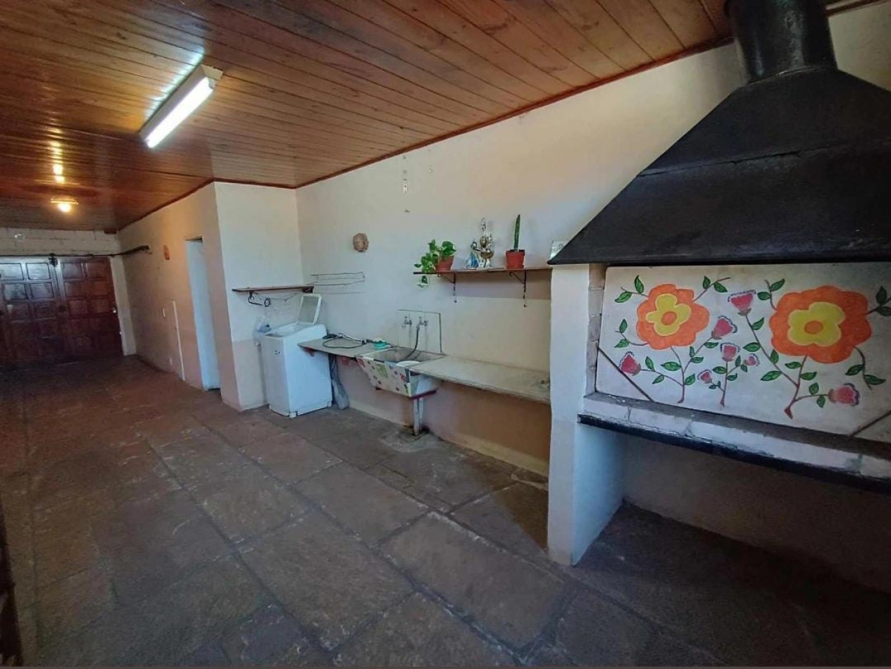 Venta casa 3 ambientes + departamento 2 ambientes con garage y jardin apto credito