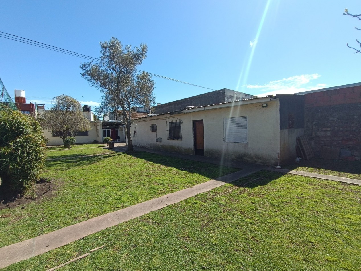 Venta casa 3 ambientes + departamento 2 ambientes con garage y jardin apto credito