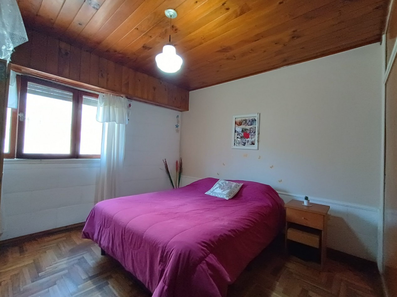 Venta casa 3 ambientes + departamento 2 ambientes con garage y jardin apto credito