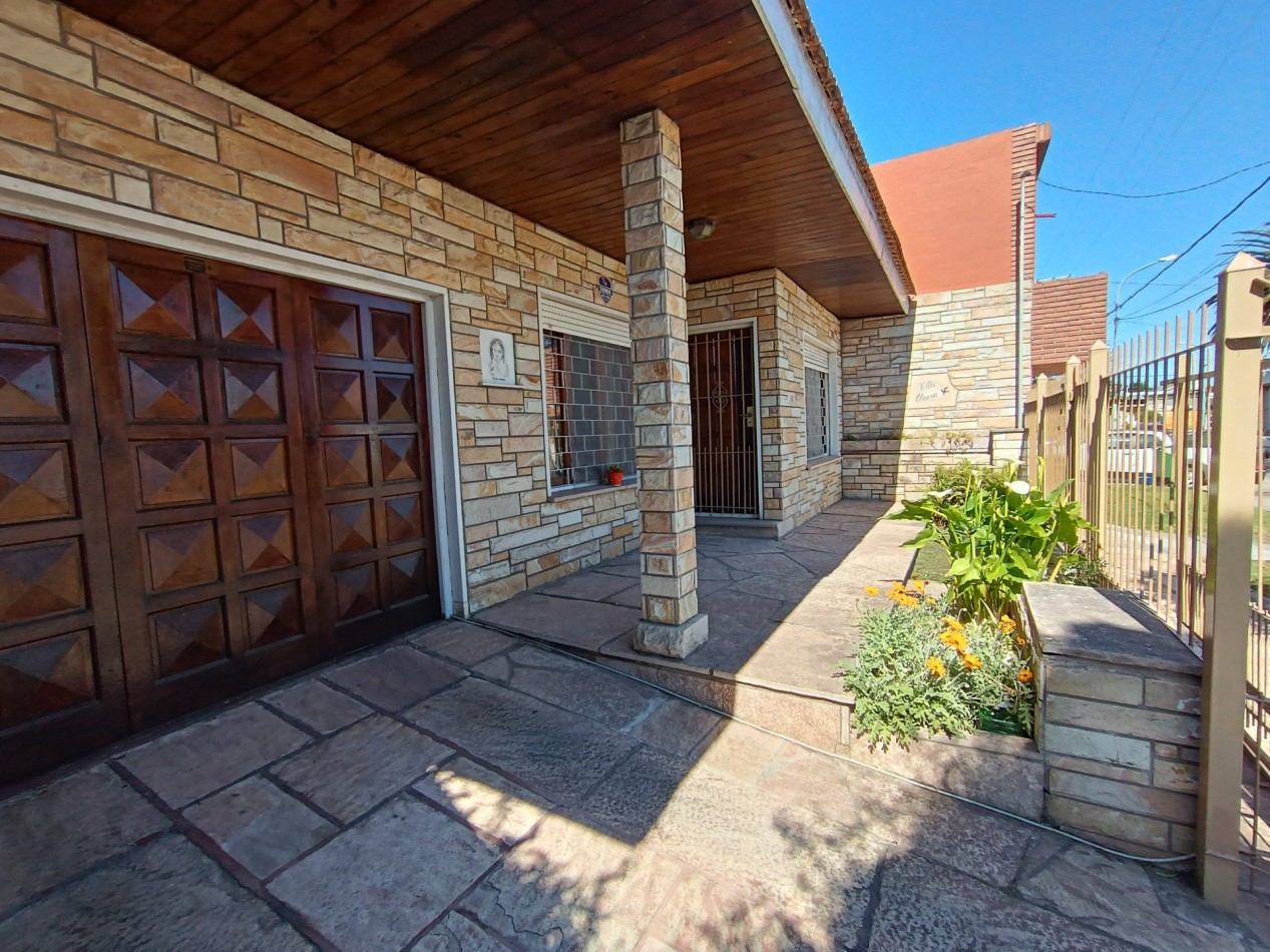Venta casa 3 ambientes + departamento 2 ambientes con garage y jardin apto credito