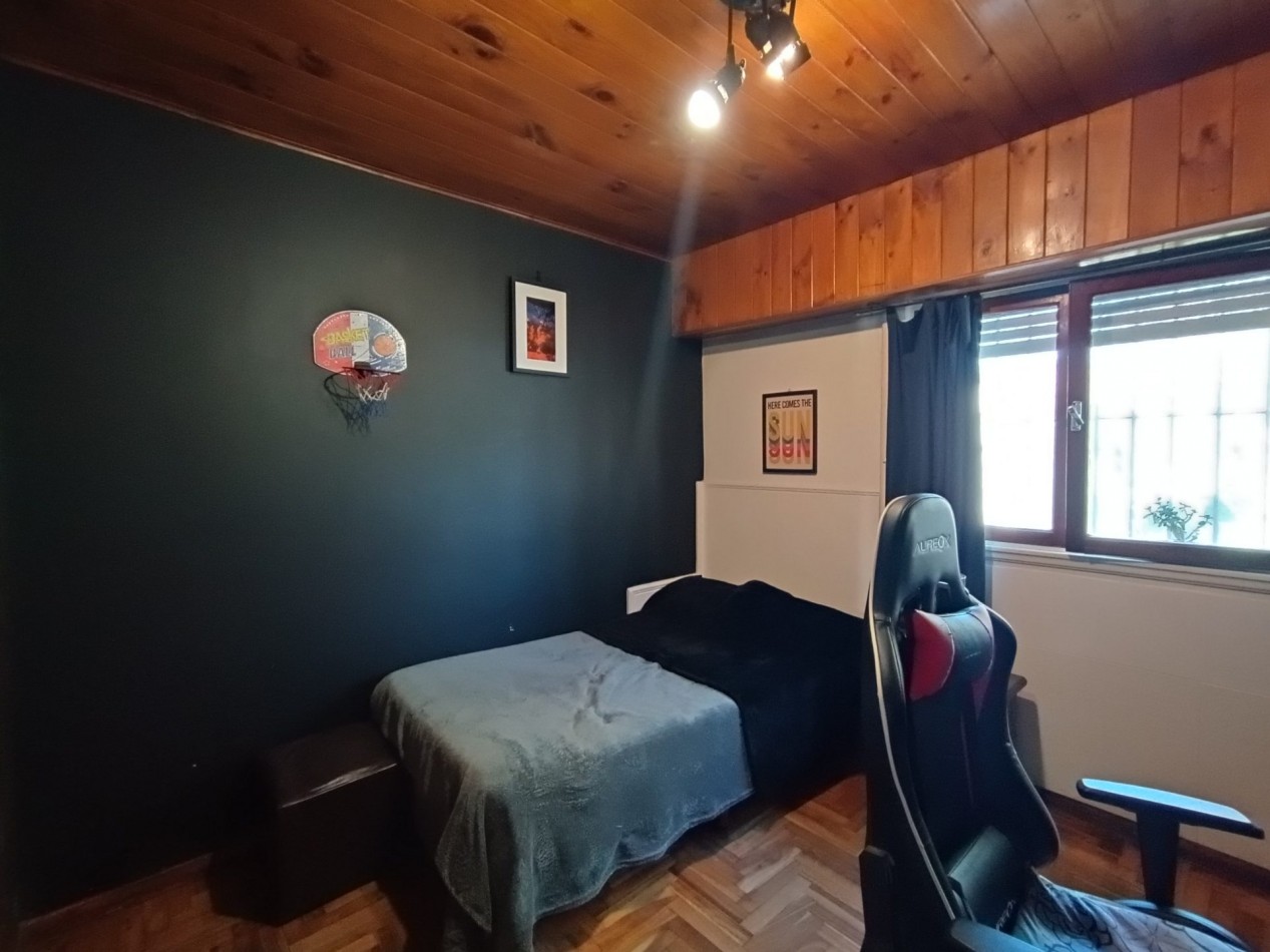 Venta casa 3 ambientes + departamento 2 ambientes con garage y jardin apto credito