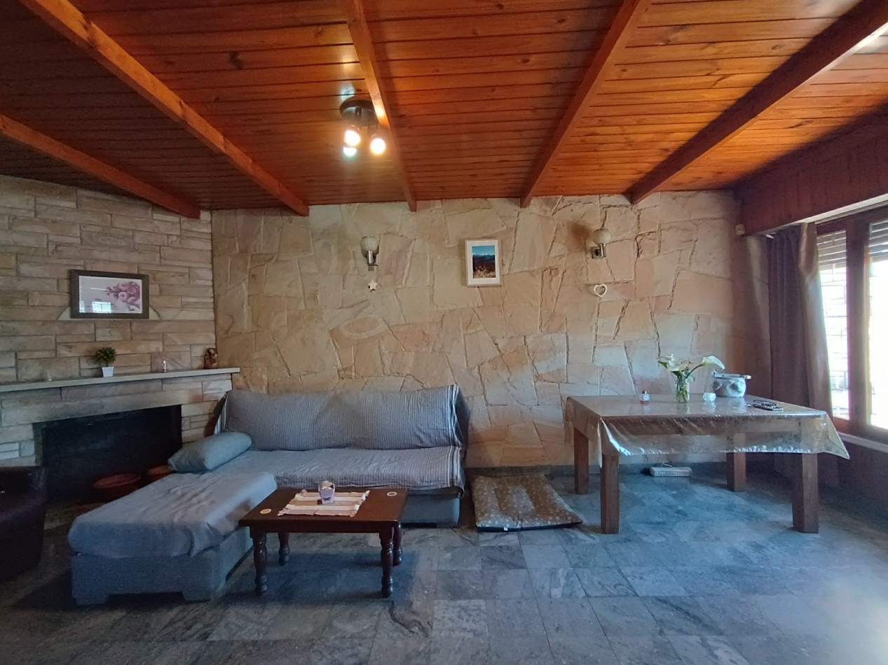 Venta casa 3 ambientes + departamento 2 ambientes con garage y jardin apto credito