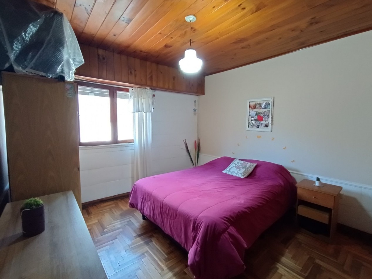 Venta casa 3 ambientes + departamento 2 ambientes con garage y jardin apto credito