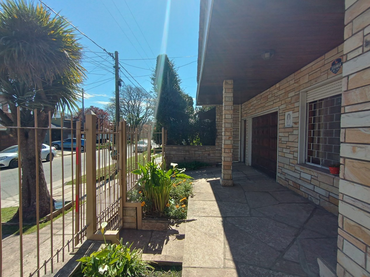 Venta casa 3 ambientes + departamento 2 ambientes con garage y jardin apto credito