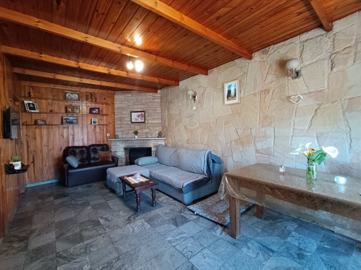 Venta casa 3 ambientes + departamento 2 ambientes con garage y jardin apto credito