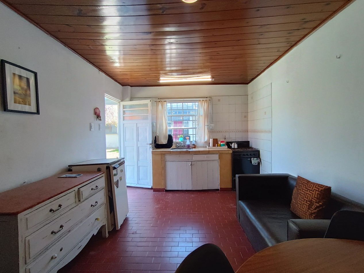 Venta casa 3 ambientes + departamento 2 ambientes con garage y jardin apto credito