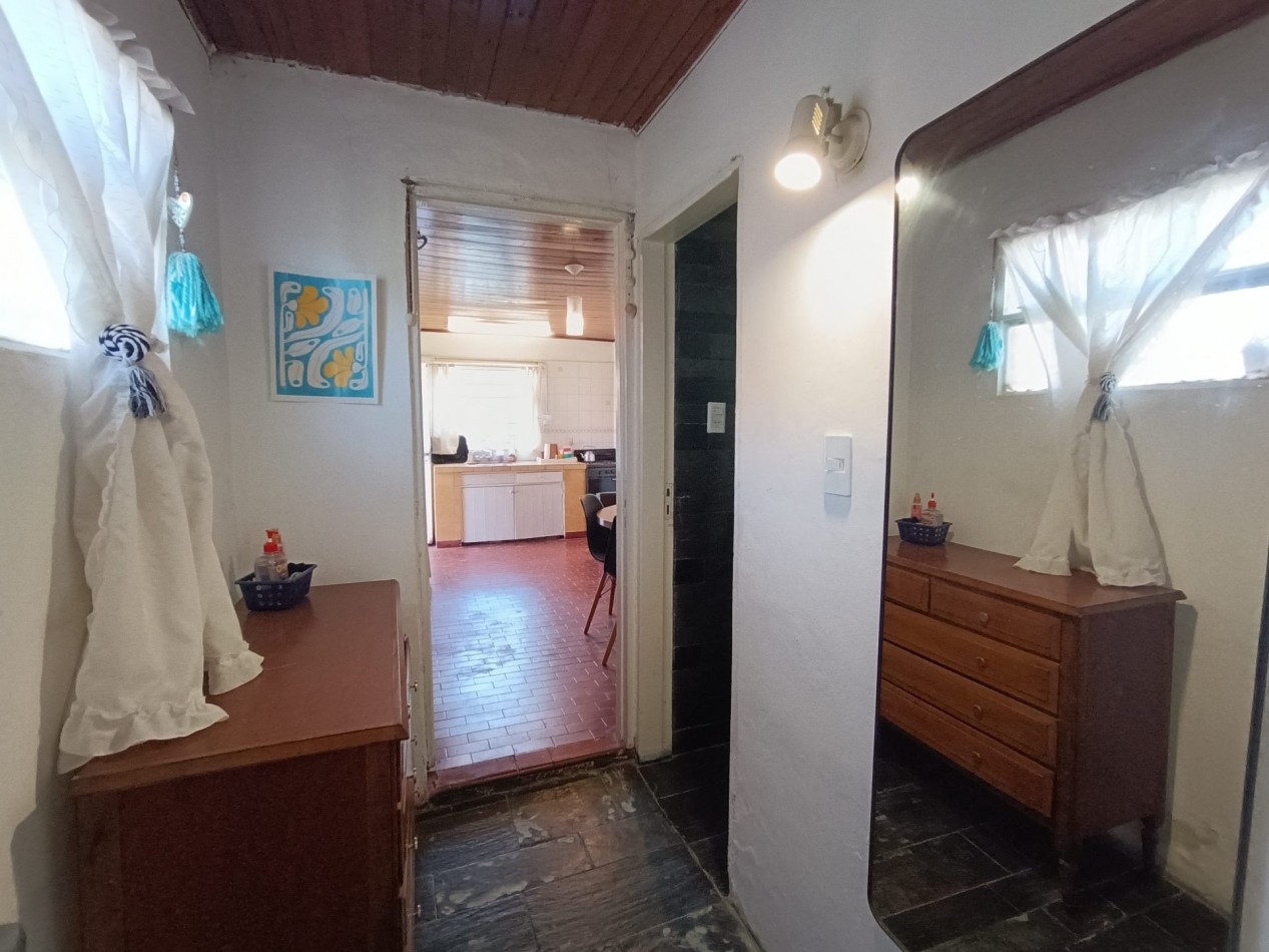 Venta casa 3 ambientes + departamento 2 ambientes con garage y jardin apto credito
