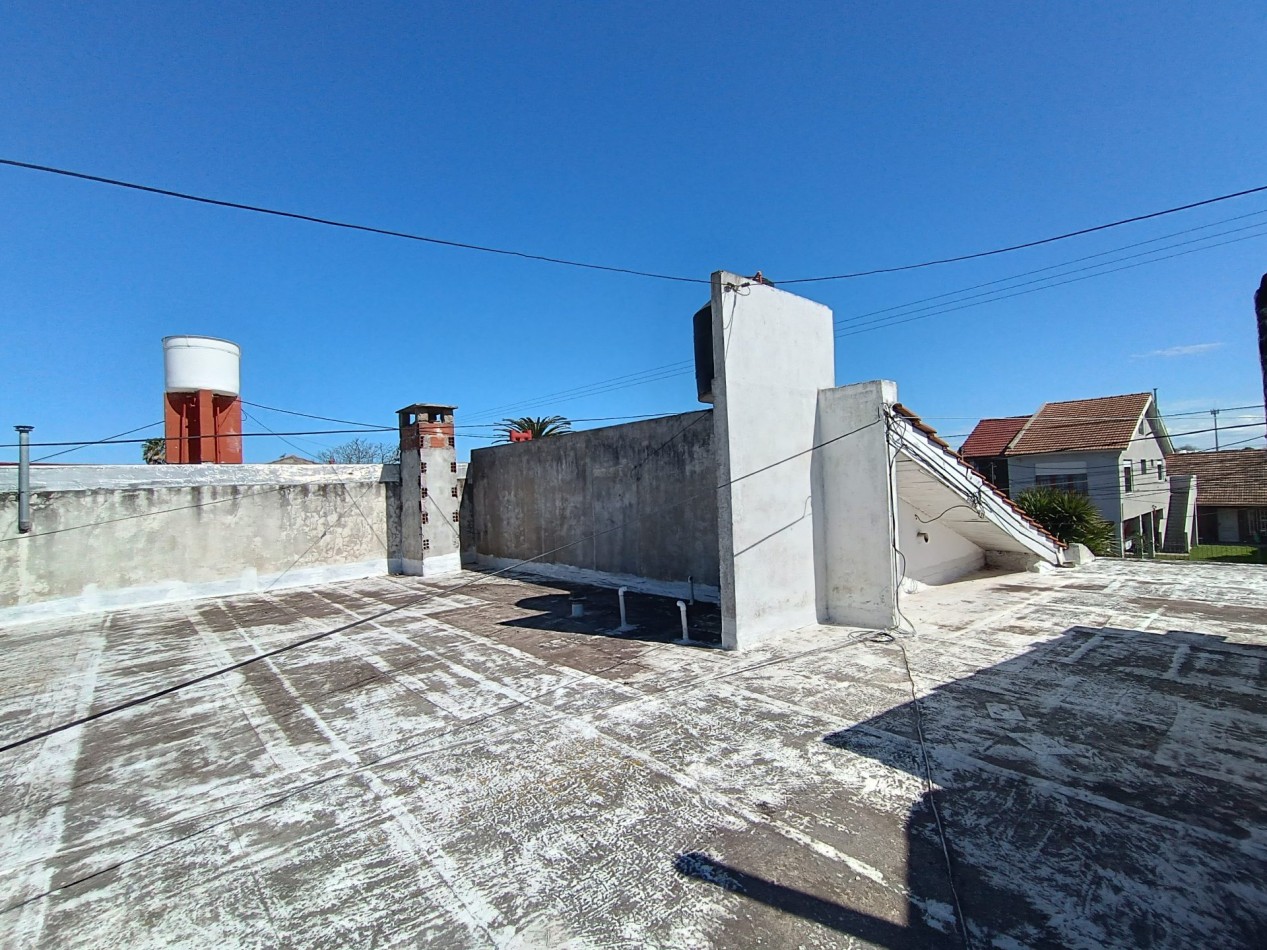 Venta casa 3 ambientes + departamento 2 ambientes con garage y jardin apto credito