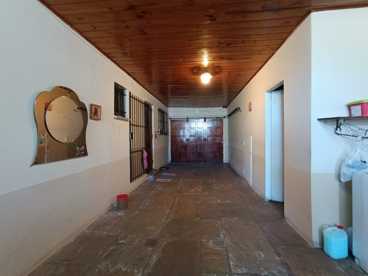 Venta casa 3 ambientes + departamento 2 ambientes con garage y jardin apto credito