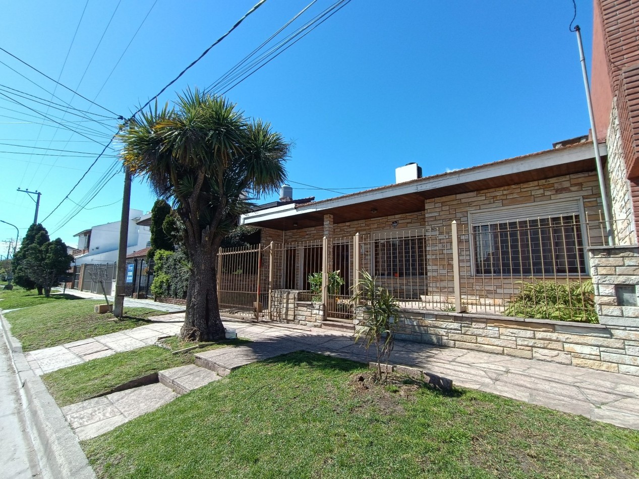 Venta casa 3 ambientes + departamento 2 ambientes con garage y jardin apto credito
