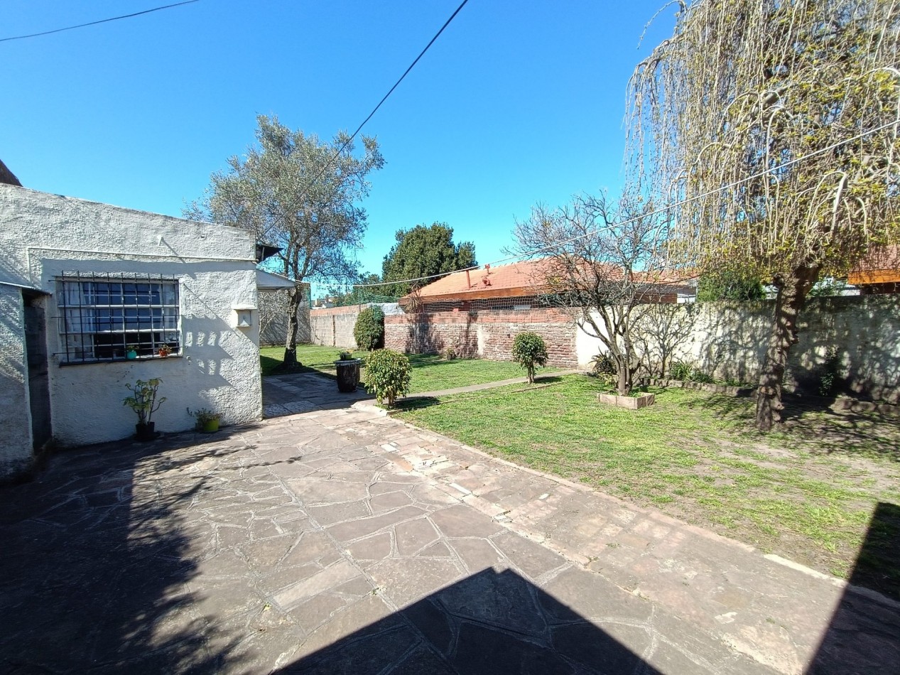 Venta casa 3 ambientes + departamento 2 ambientes con garage y jardin apto credito