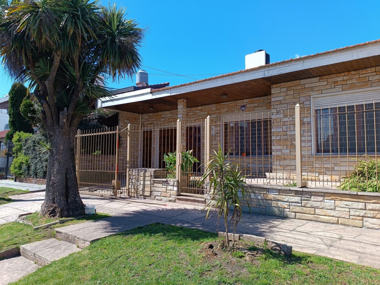 Venta casa 3 ambientes + departamento 2 ambientes con garage y jardin apto credito