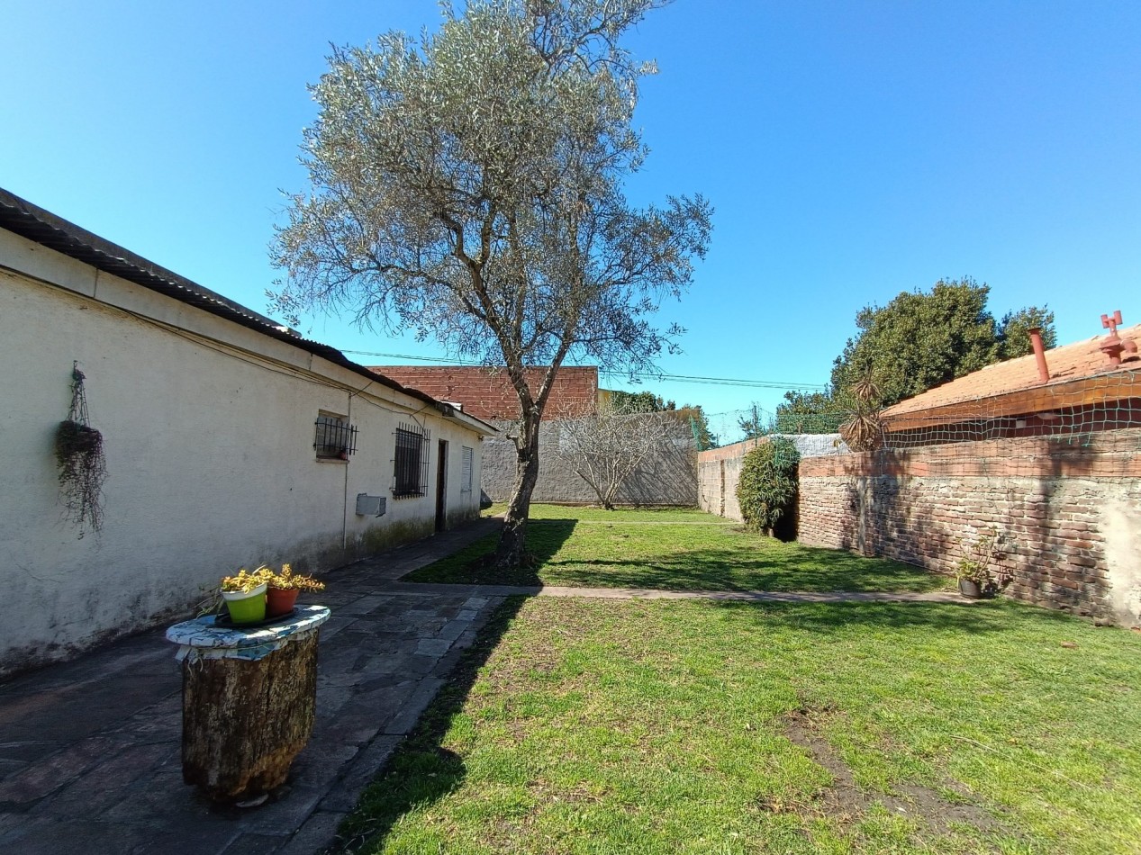 Venta casa 3 ambientes + departamento 2 ambientes con garage y jardin apto credito