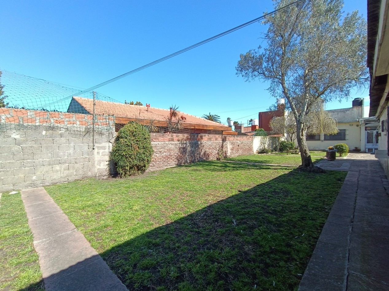 Venta casa 3 ambientes + departamento 2 ambientes con garage y jardin apto credito