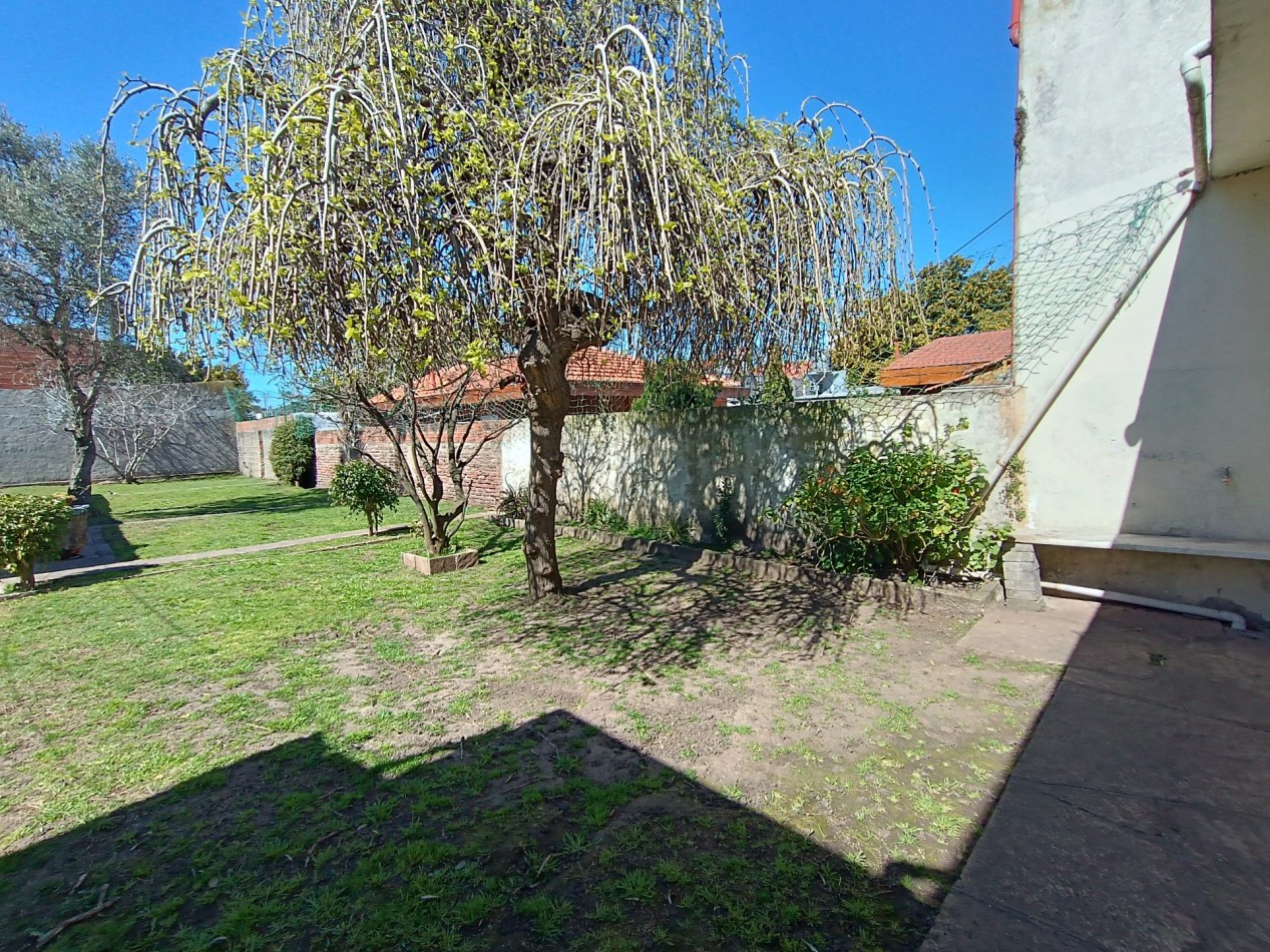 Venta casa 3 ambientes + departamento 2 ambientes con garage y jardin apto credito