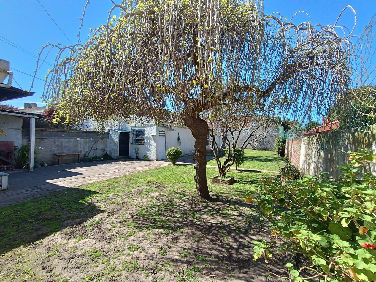 Venta casa 3 ambientes + departamento 2 ambientes con garage y jardin apto credito