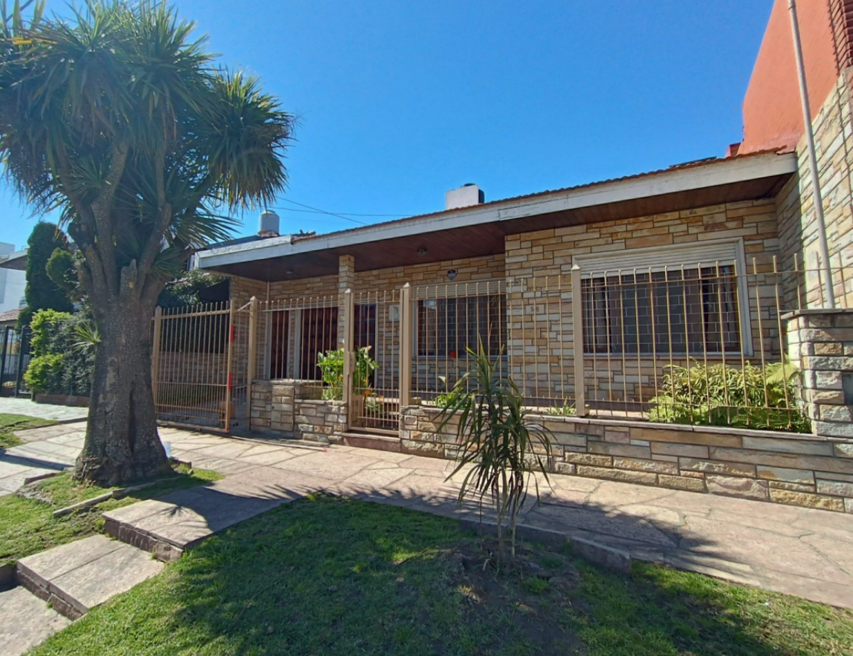 Venta casa 3 ambientes + departamento 2 ambientes con garage y jardin apto credito