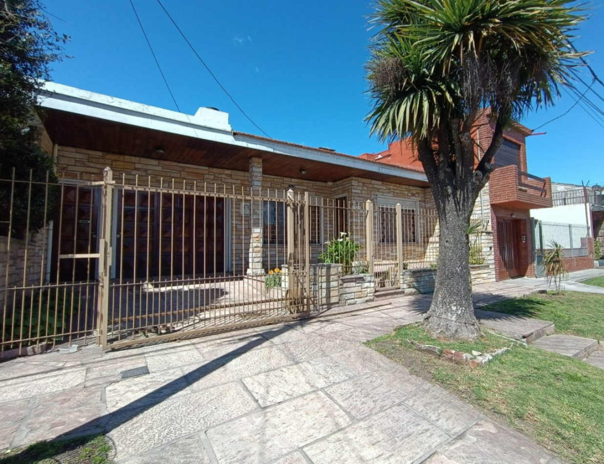 Venta casa 3 ambientes + departamento 2 ambientes con garage y jardin apto credito