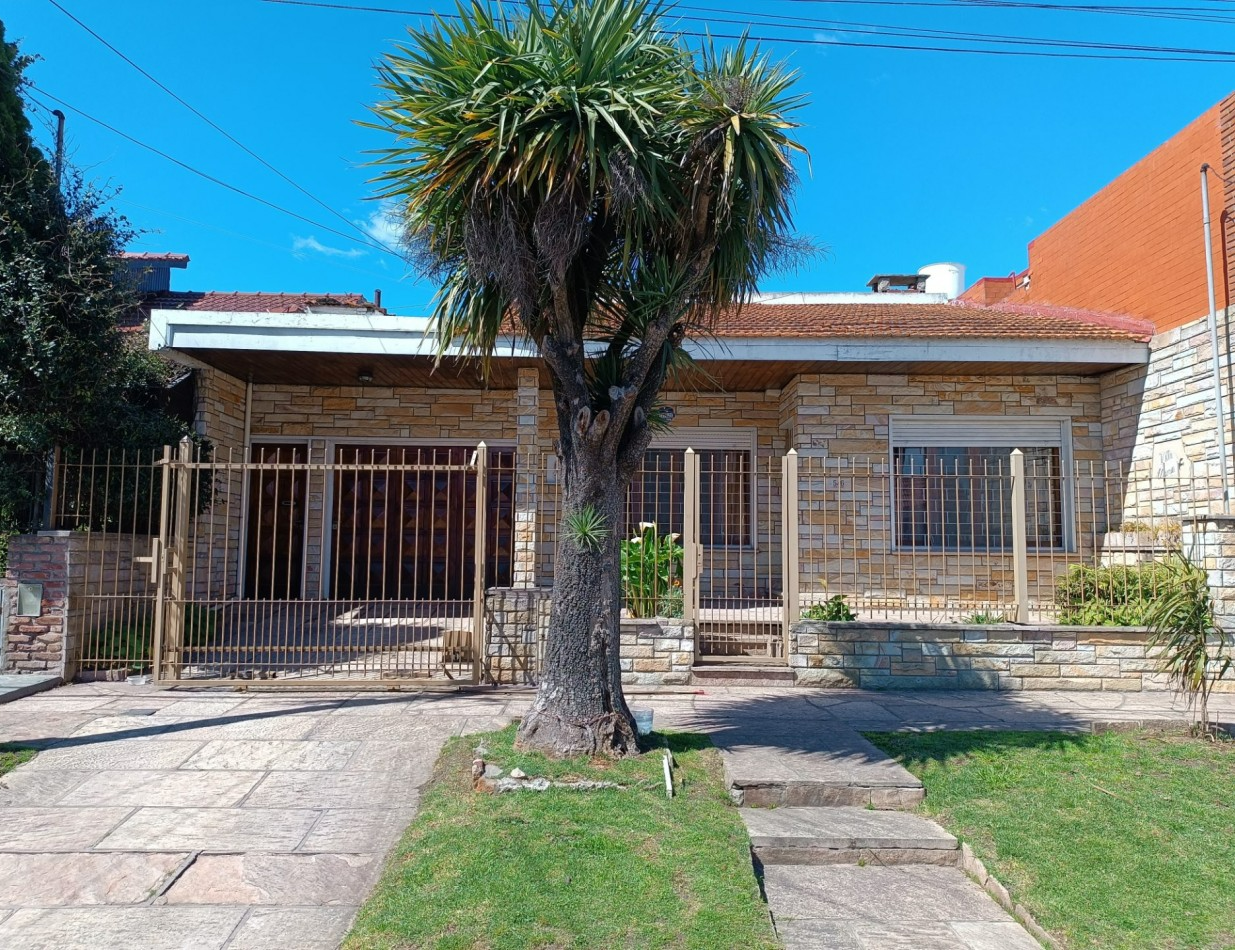 Venta casa 3 ambientes + departamento 2 ambientes con garage y jardin apto credito