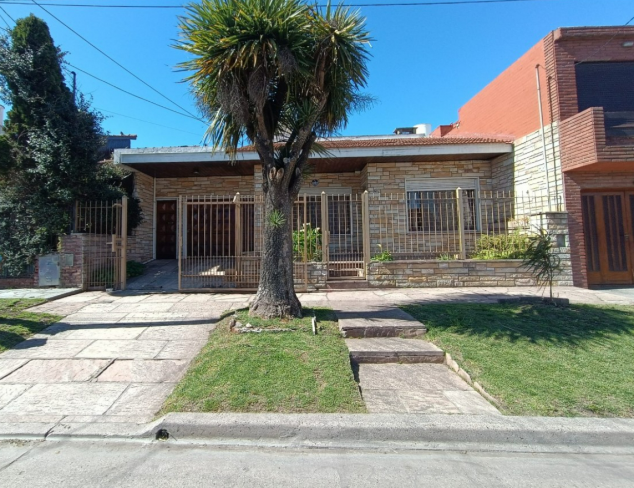Venta casa 3 ambientes + departamento 2 ambientes con garage y jardin apto credito