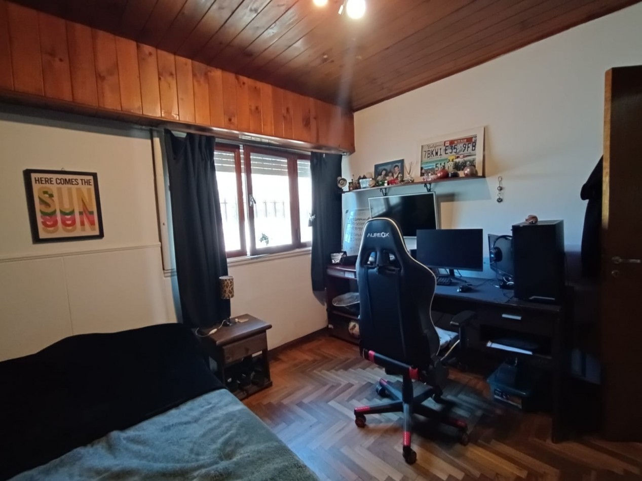 Venta casa 3 ambientes + departamento 2 ambientes con garage y jardin apto credito