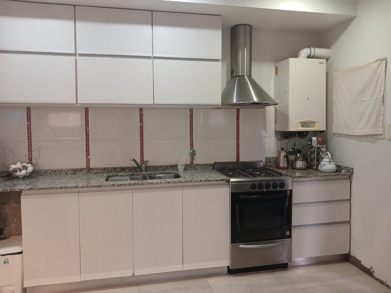Casa en venta, 4 ambientes, quincho, piscina, trtadora y garaje