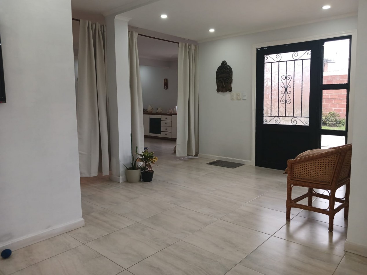 Casa en venta, 4 ambientes, quincho, piscina, trtadora y garaje