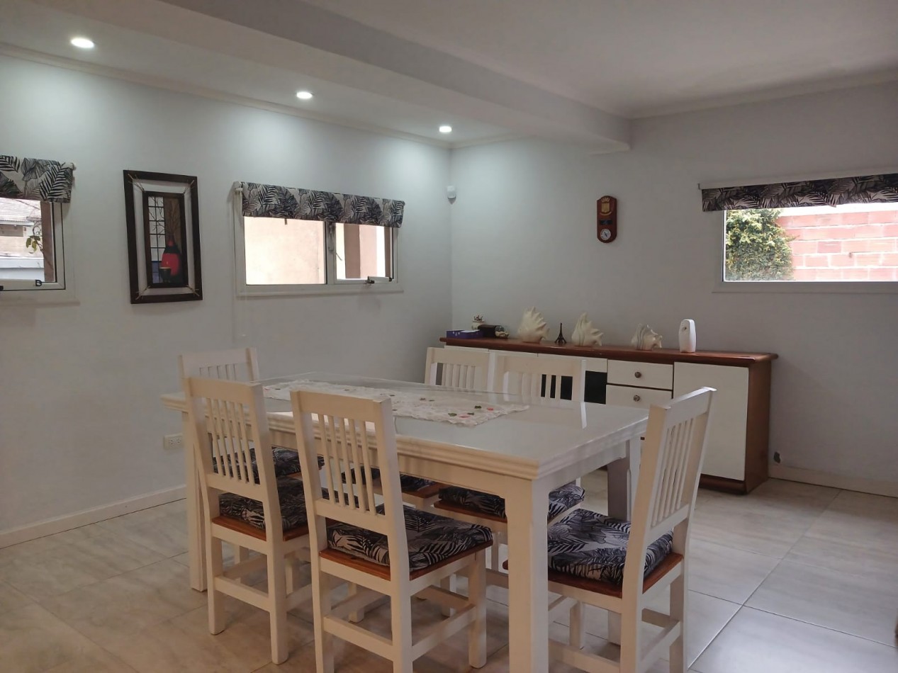 Casa en venta, 4 ambientes, quincho, piscina, trtadora y garaje