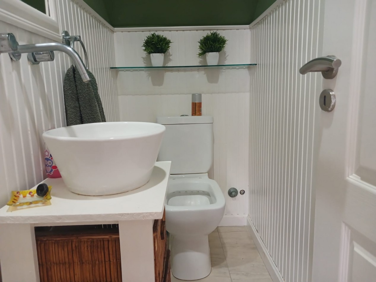 Casa en venta, 4 ambientes, quincho, piscina, trtadora y garaje