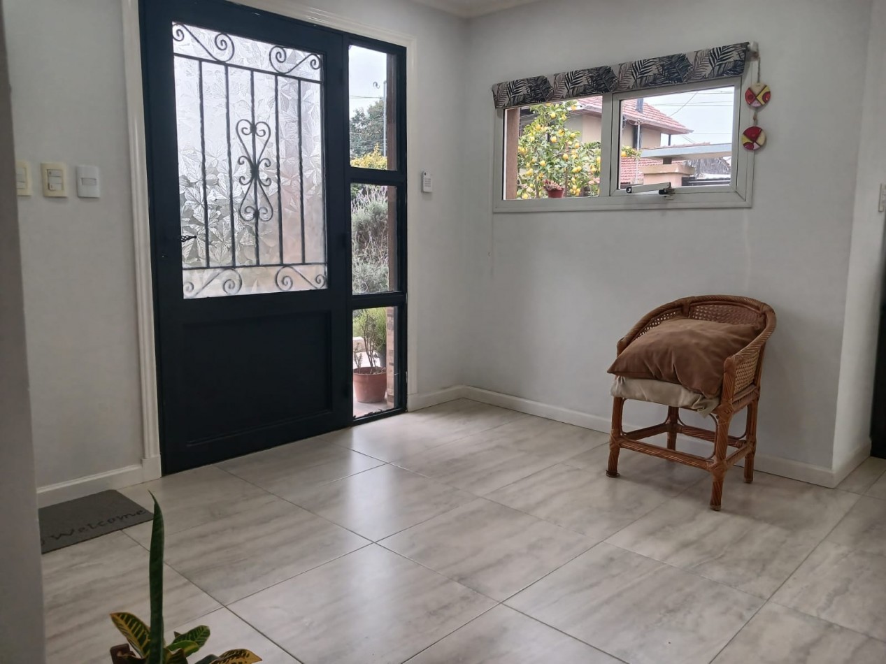 Casa en venta, 4 ambientes, quincho, piscina, trtadora y garaje
