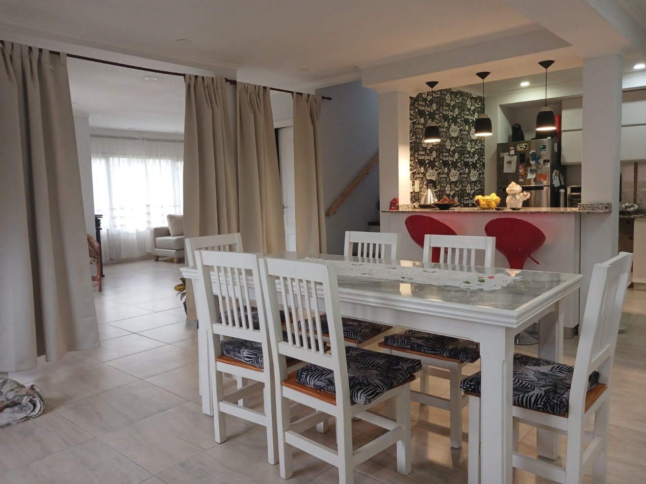 Casa en venta, 4 ambientes, quincho, piscina, trtadora y garaje