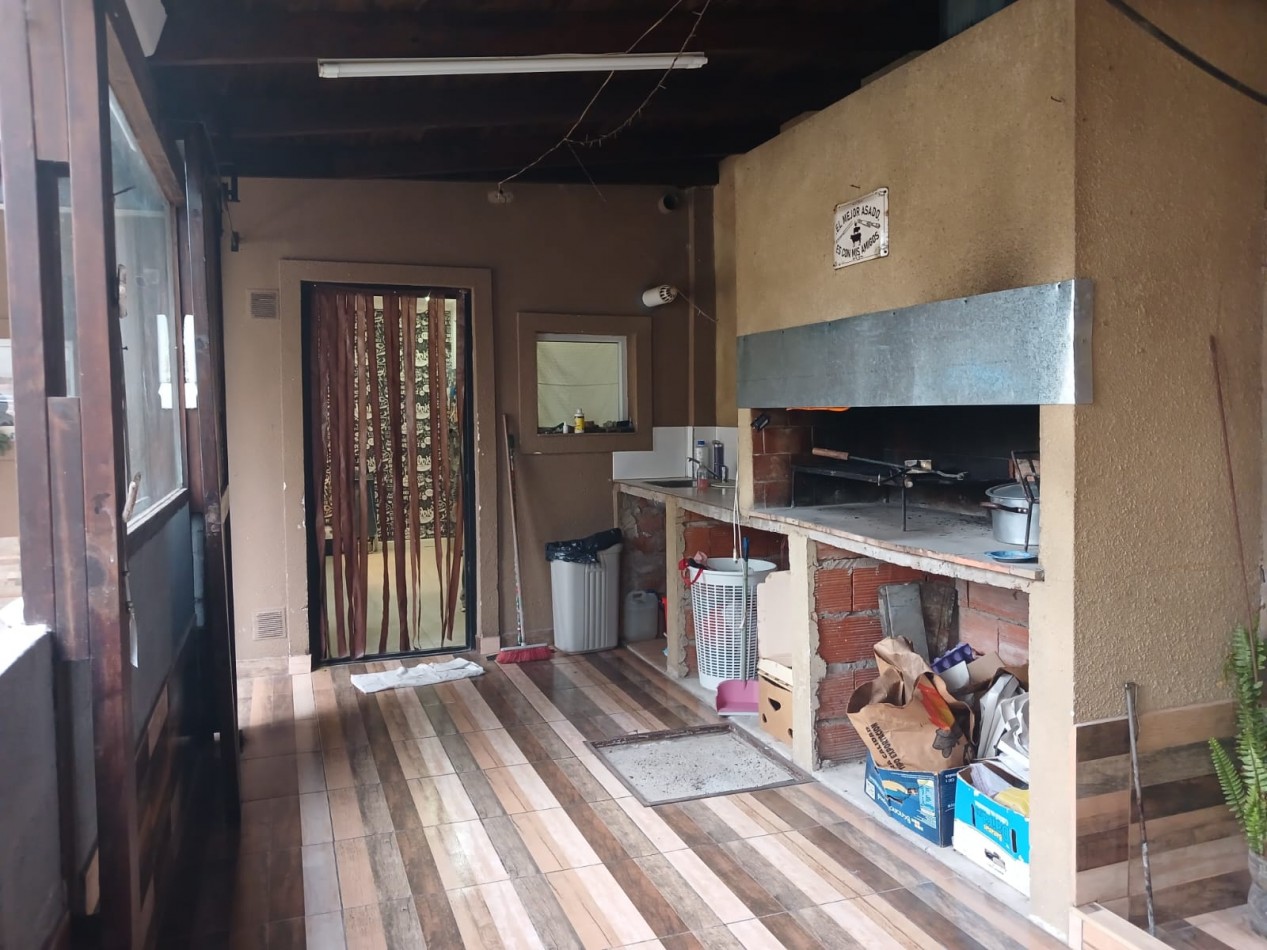 Casa en venta, 4 ambientes, quincho, piscina, trtadora y garaje
