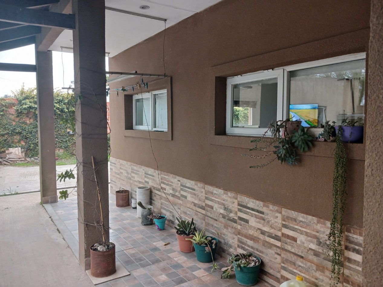 Casa en venta, 4 ambientes, quincho, piscina, trtadora y garaje