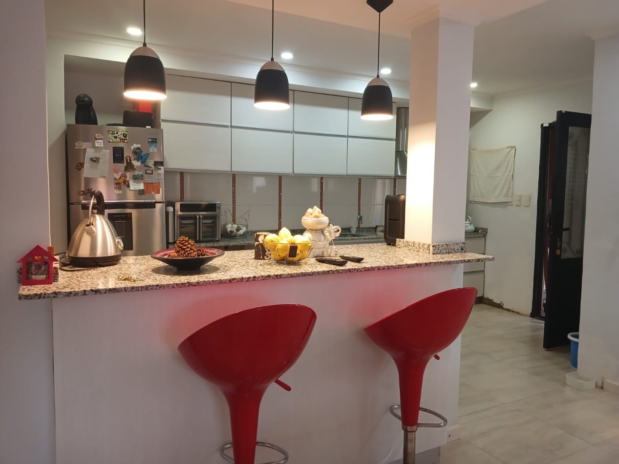 Casa en venta, 4 ambientes, quincho, piscina, trtadora y garaje