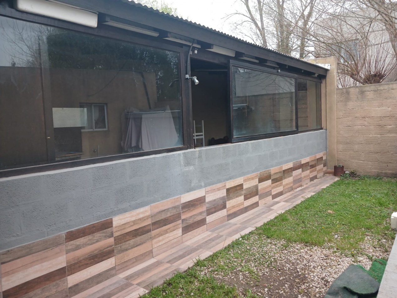 Casa en venta, 4 ambientes, quincho, piscina, trtadora y garaje