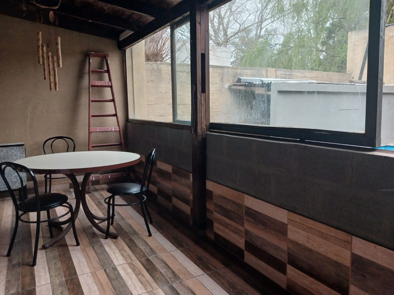 Casa en venta, 4 ambientes, quincho, piscina, trtadora y garaje