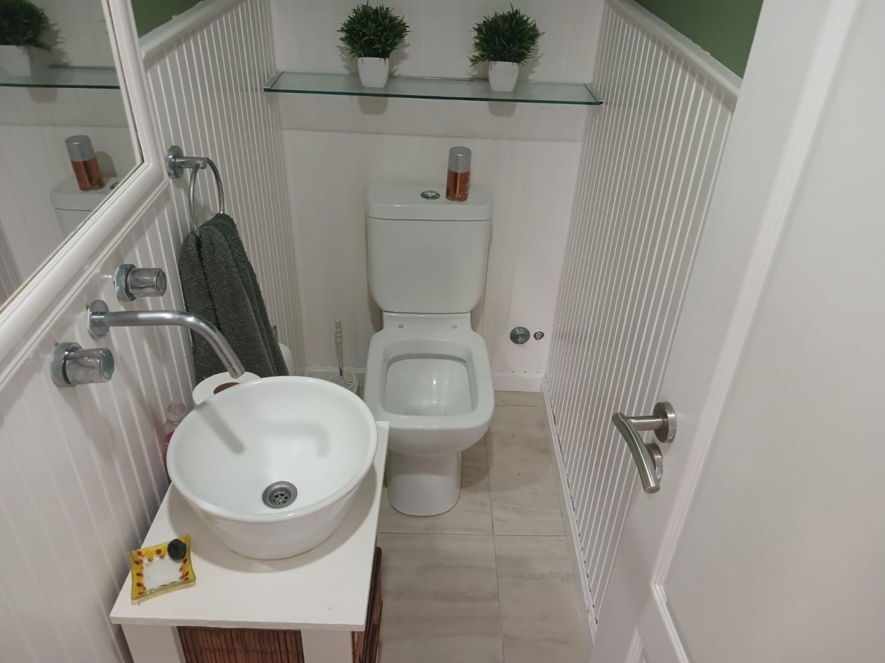 Casa en venta, 4 ambientes, quincho, piscina, trtadora y garaje