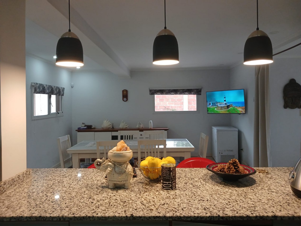 Casa en venta, 4 ambientes, quincho, piscina, trtadora y garaje