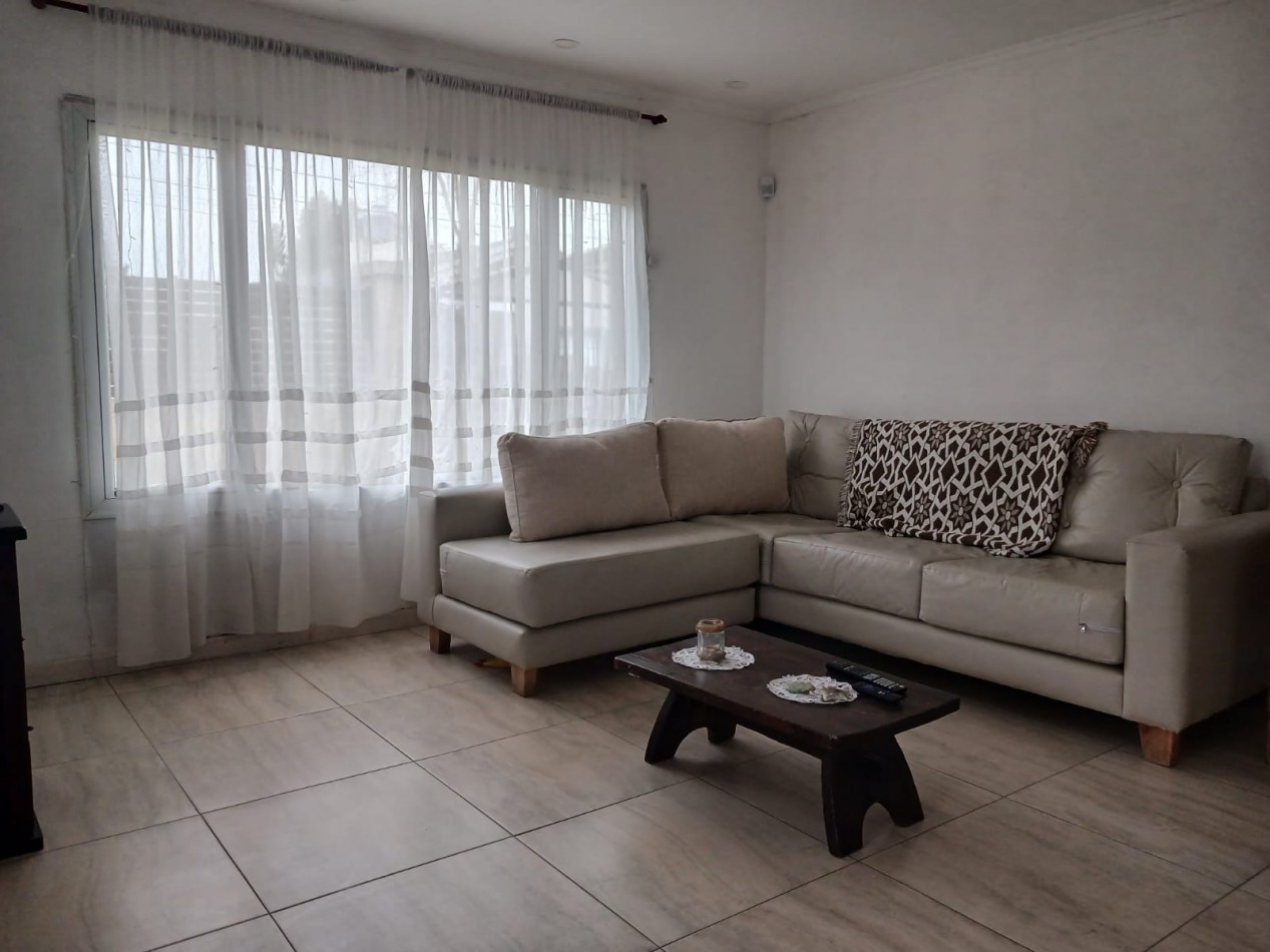 Casa en venta, 4 ambientes, quincho, piscina, trtadora y garaje