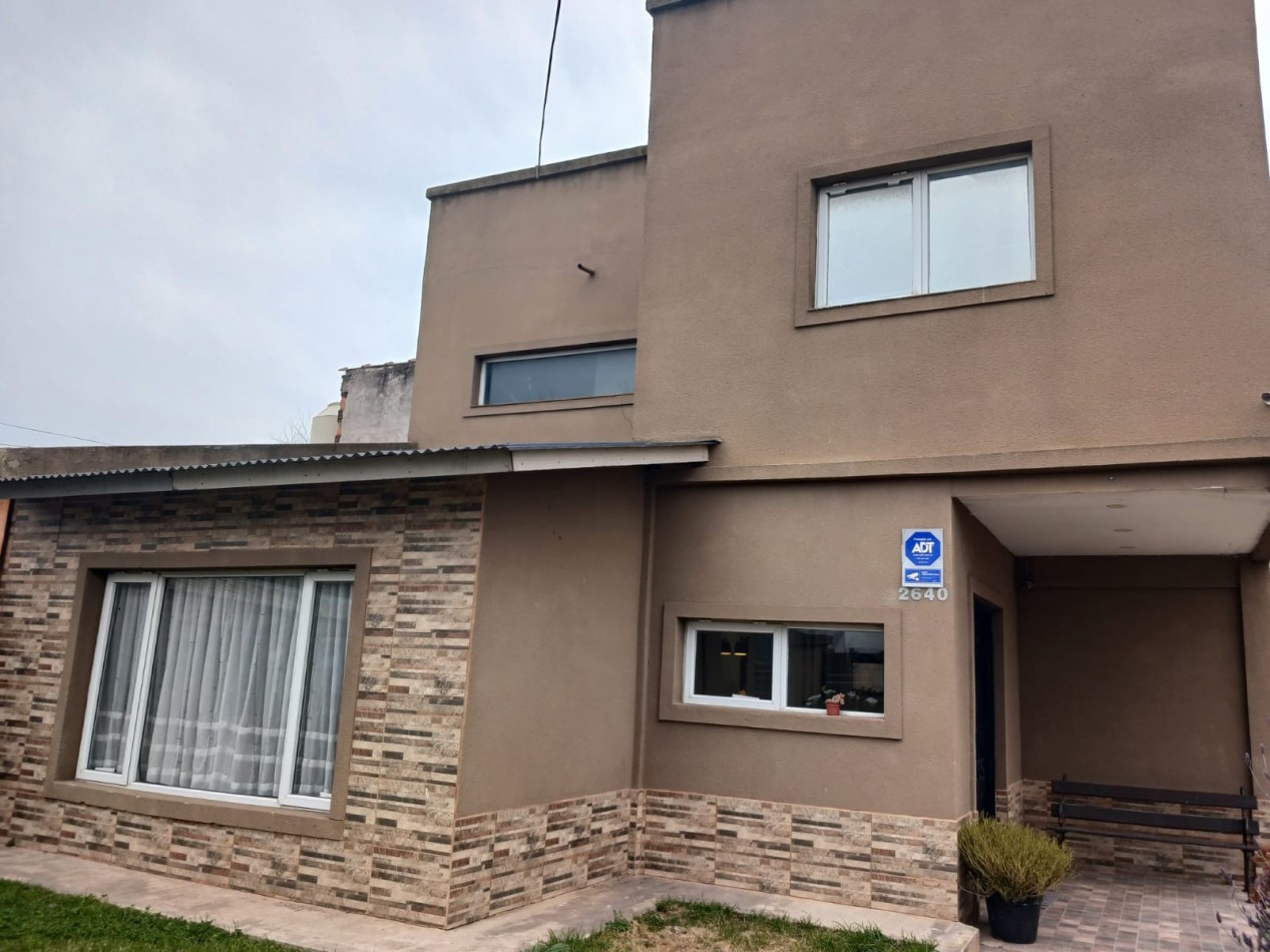 Casa en venta, 4 ambientes, quincho, piscina, trtadora y garaje