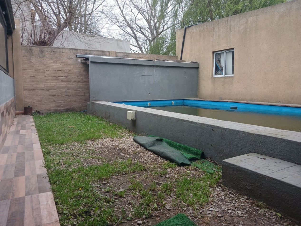 Casa en venta, 4 ambientes, quincho, piscina, trtadora y garaje