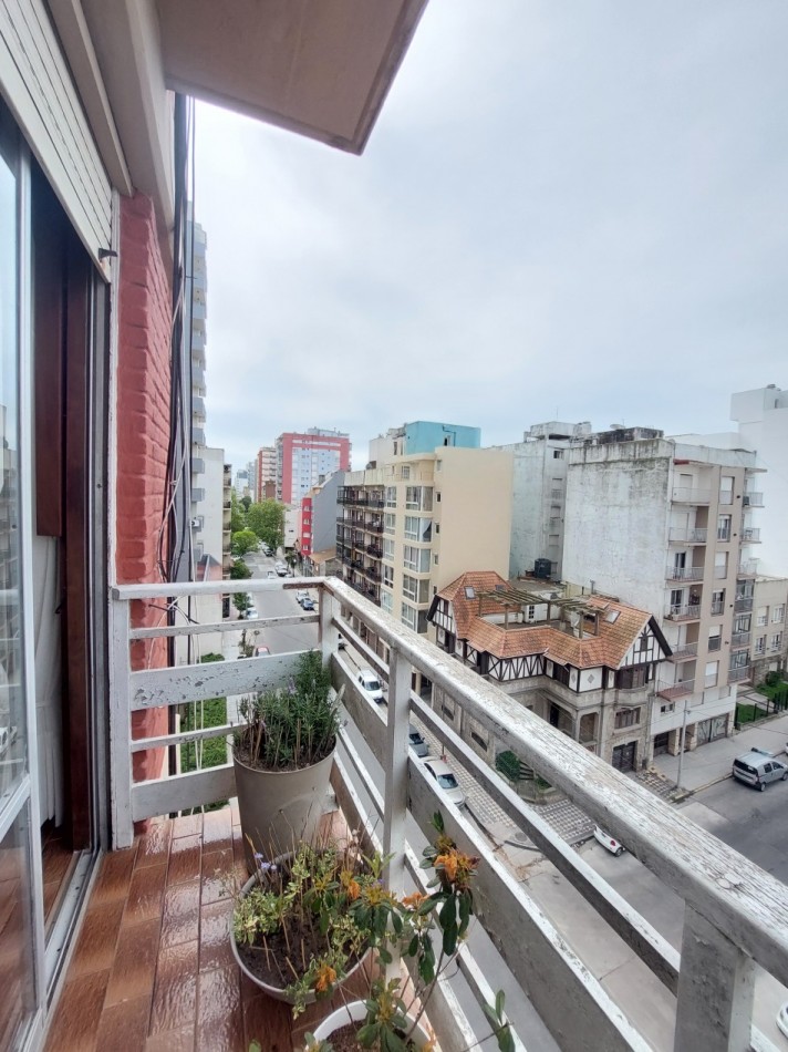 Departamento de cuatro ambientes con vista lateral al mar y cochera