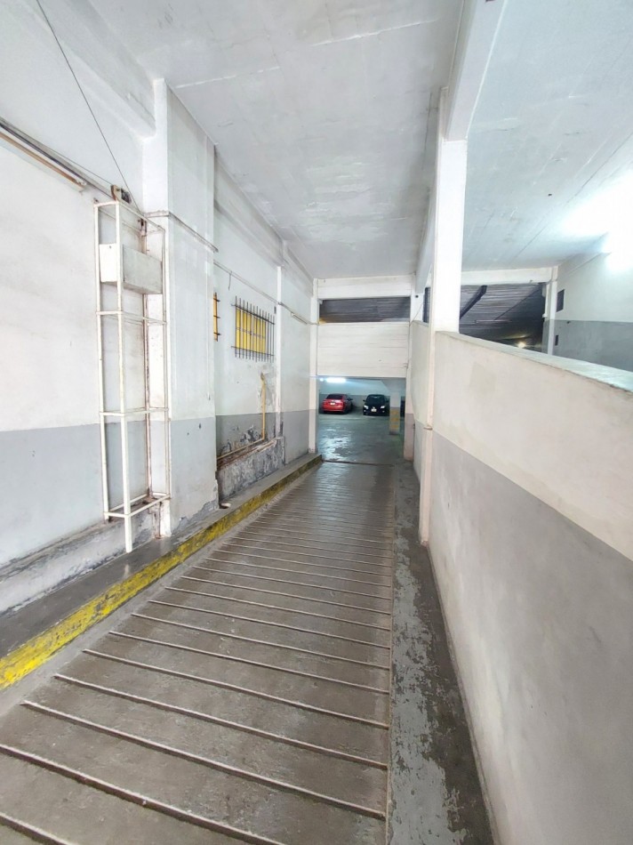 Departamento de cuatro ambientes con vista lateral al mar y cochera