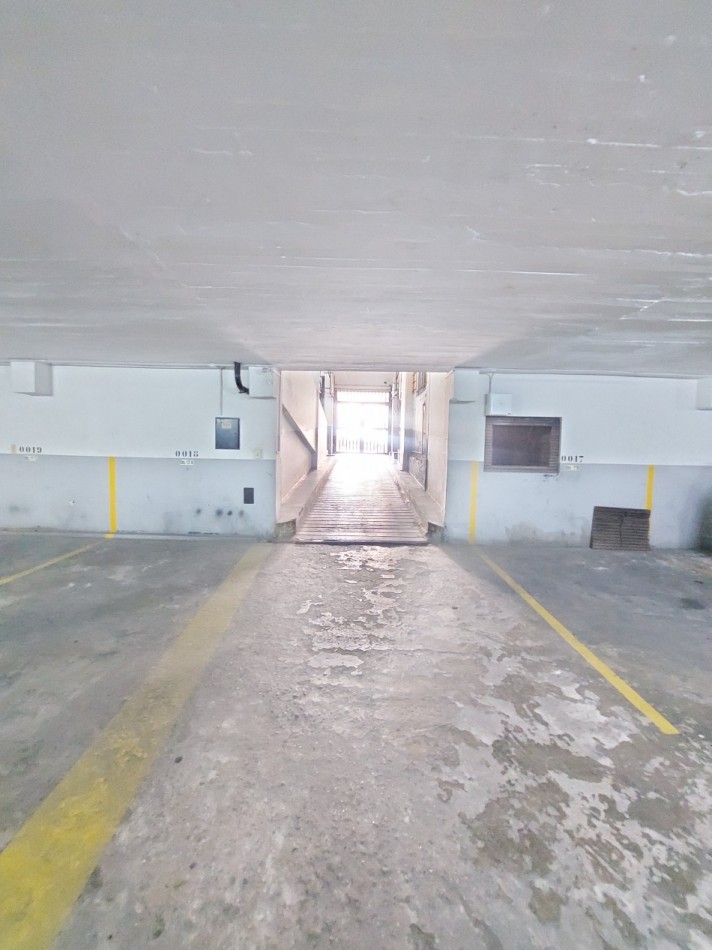 Departamento de cuatro ambientes con vista lateral al mar y cochera