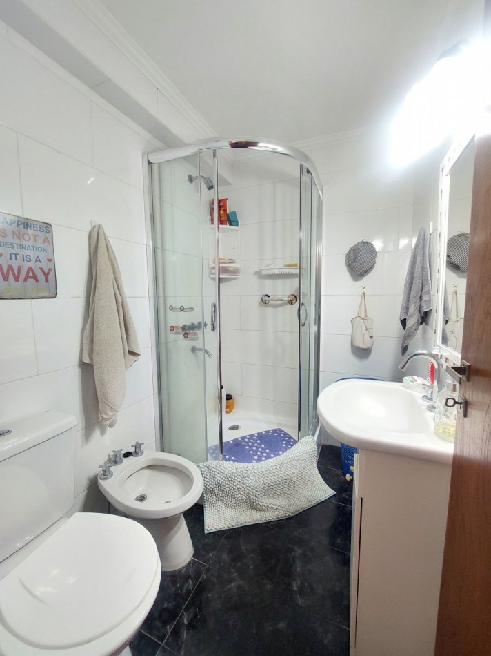 Departamento de cuatro ambientes con vista lateral al mar y cochera