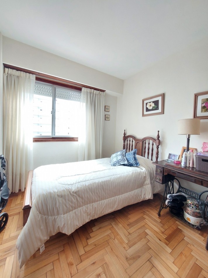 Departamento de cuatro ambientes con vista lateral al mar y cochera