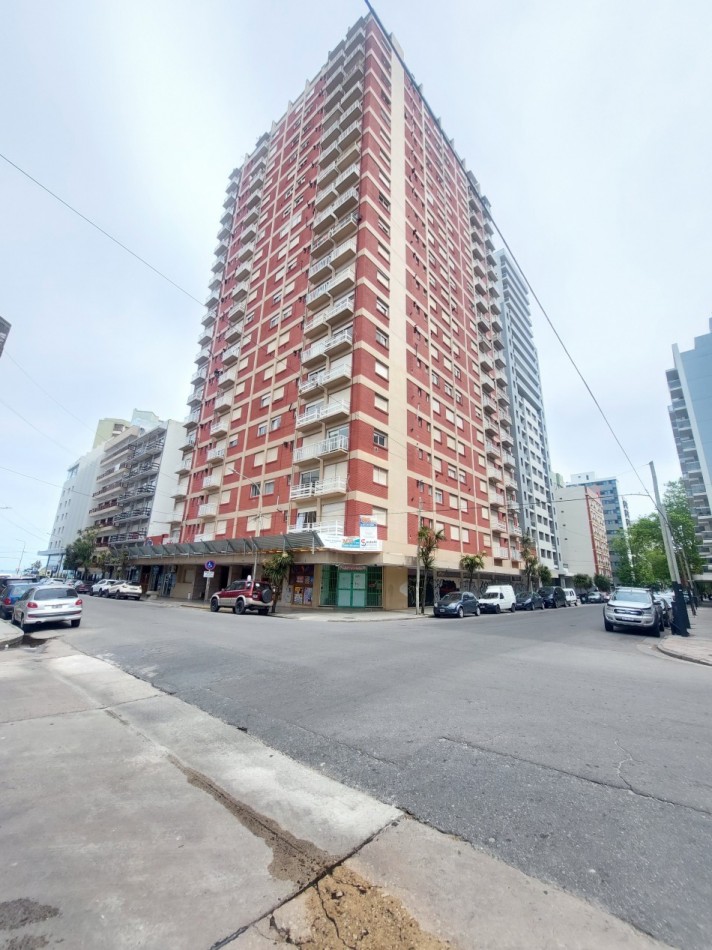 Departamento de cuatro ambientes con vista lateral al mar y cochera