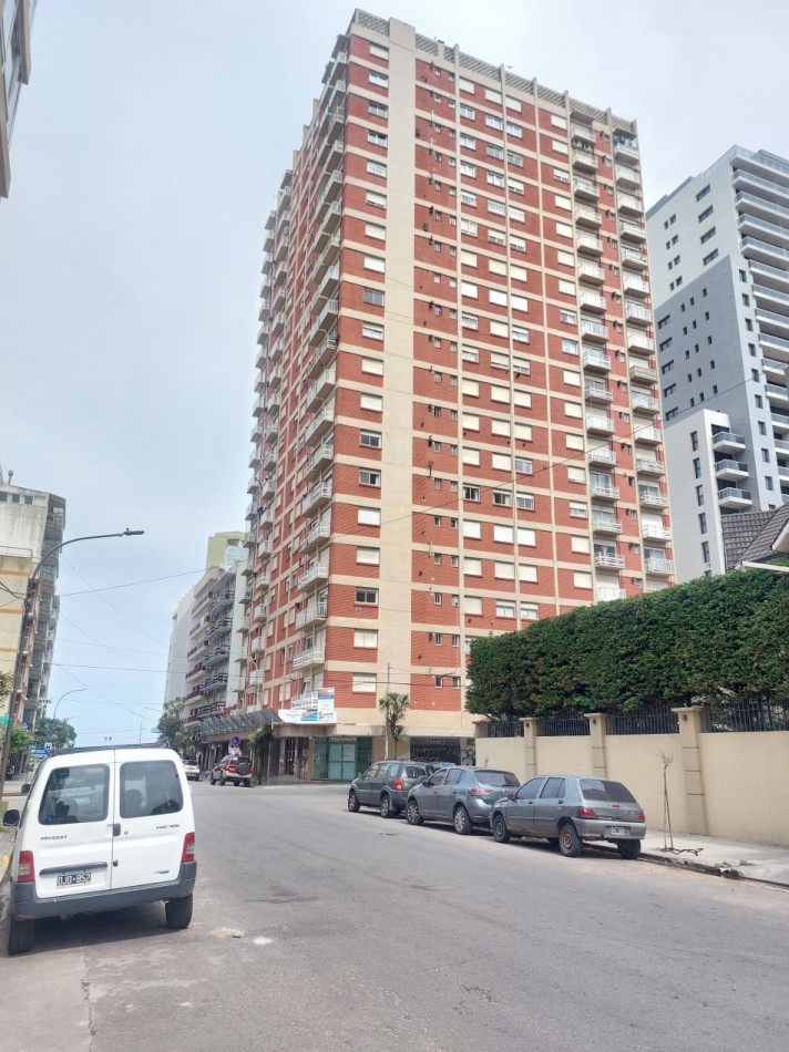 Departamento de cuatro ambientes con vista lateral al mar y cochera